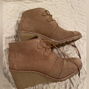 Laceup Wedge Suede Ankle Bootie Sz 8